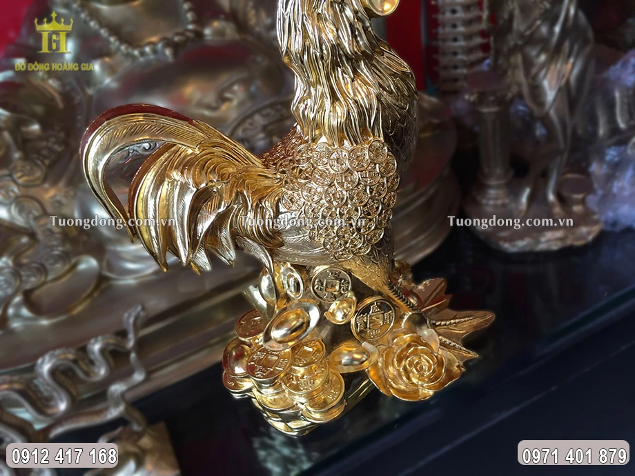 Linh vật gà trống đúc đứng trên thỏi vàng thỏi bạc